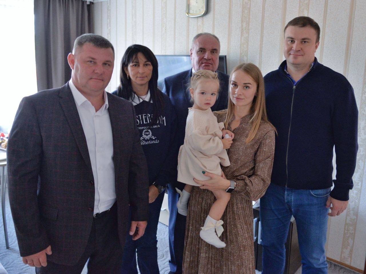 Кто является семьей участников сво. Хоценко семья Омск. Супруга Виталия Хоценко. Семья Виталия Хоценко фото.